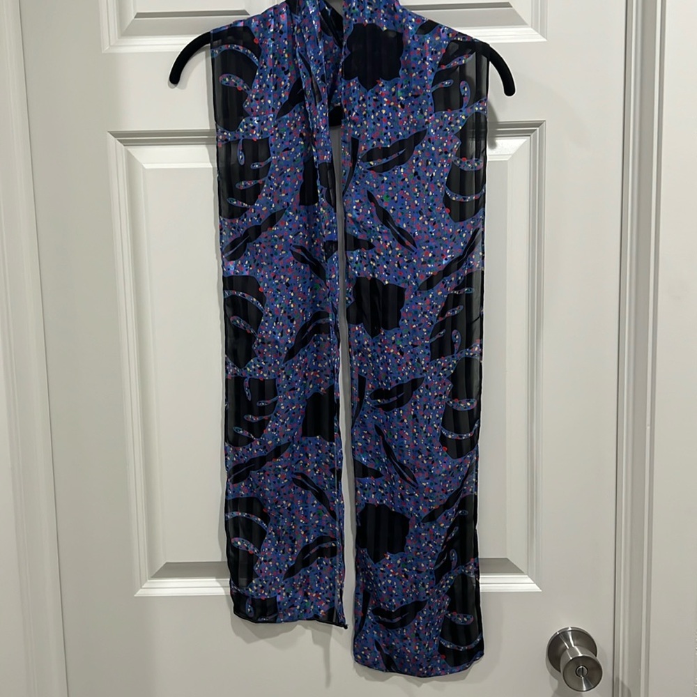 Multicolor, long scarf.